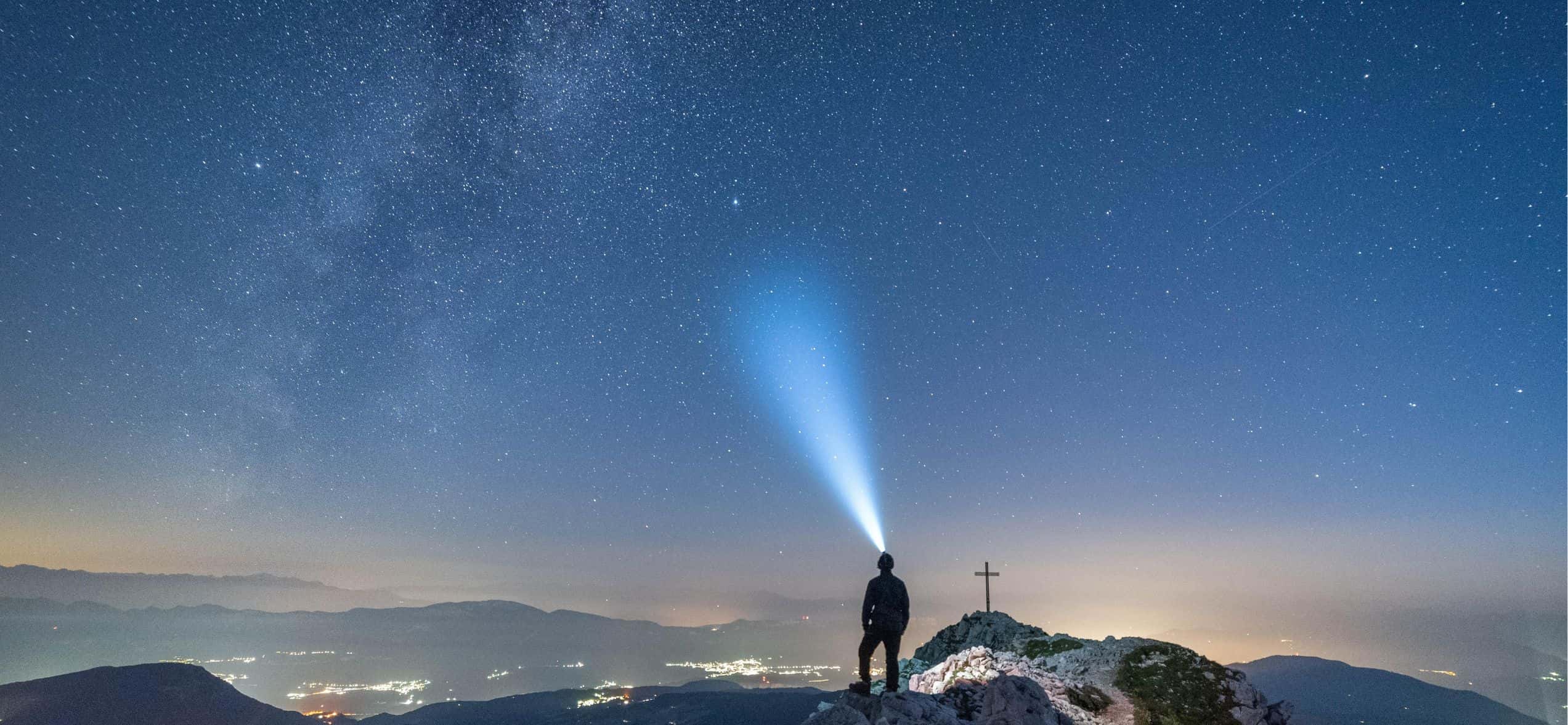 observation des etoiles filantes au sommet d'une montagne