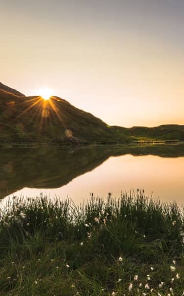 bivouac près d'un lac dans les alpes