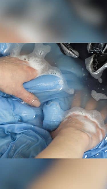 laver sac de couchage à la main