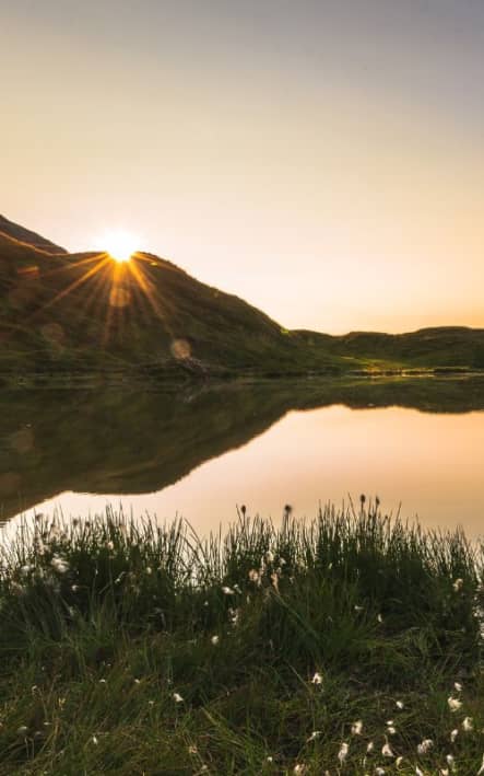 bivouac près d'un lac dans les alpes