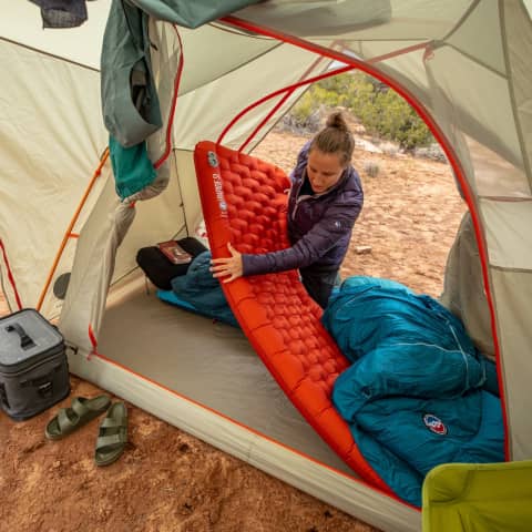 mise en place du matelas rapide sl insulated dans une tente